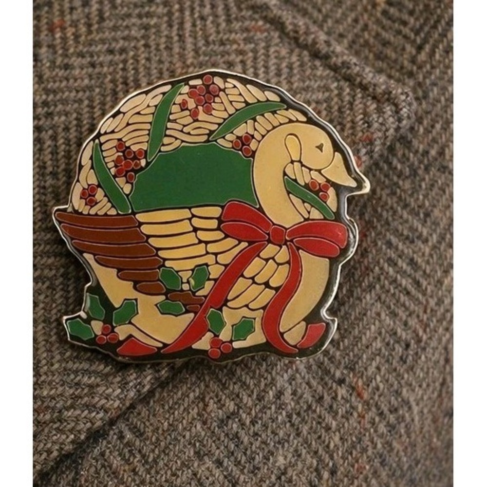 Vintage Enamel Swan Christmas Brooch Pin Holly Berries‎ Holiday Gold Tone